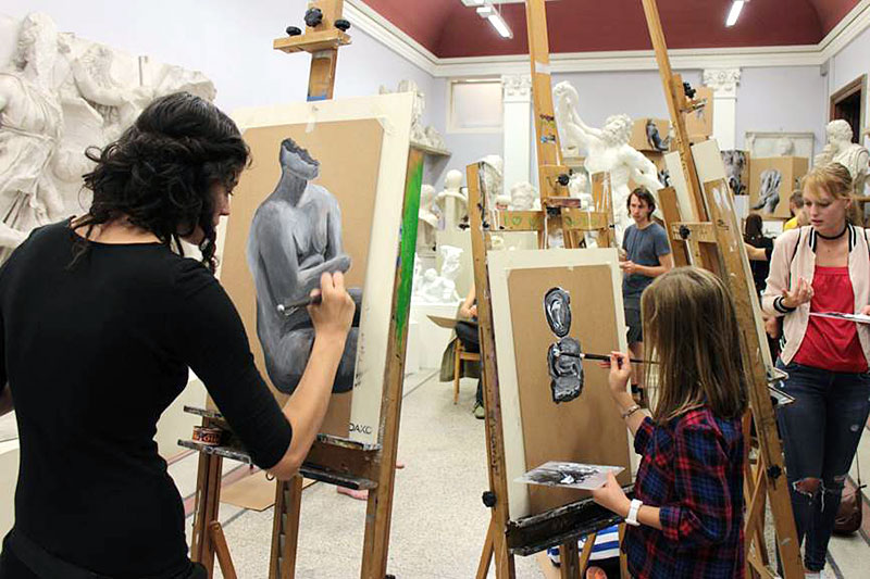 Kreatives Ambiente: Malperformance inmitten antiker Statuen. Foto: Gerwin Weiher 