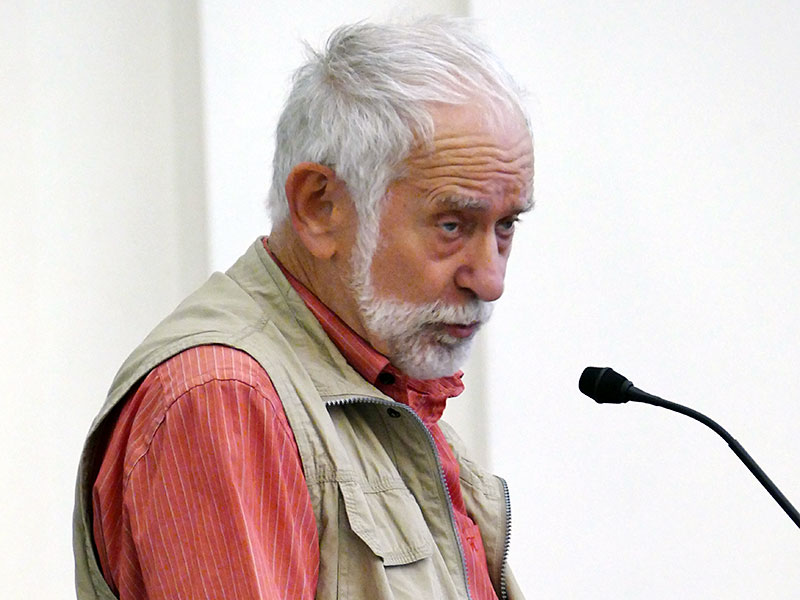 Johann Leitner führte in der Aula mit einer multimedialen Präsentation durchs Kriminalmuseum. Foto: Kriminalmuseum 