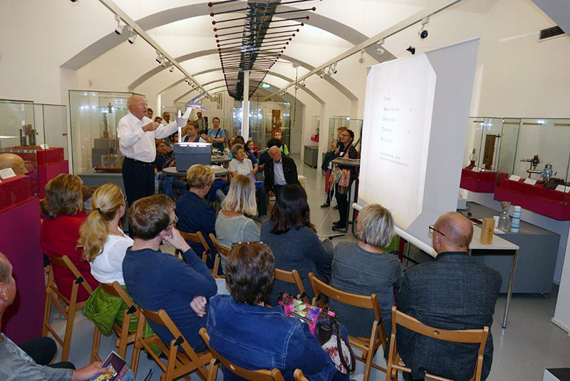 Franz Aussenegg berichtete im Science Talk über die Pionierzeit der Laserforschung mit spektakulären Experimenten. Foto: UniGraz@Museum 