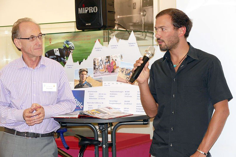 Weltrekord-Radfahrer Jacob Zurl (r.) im Science Talk mit Franz Stangl. Foto: UniGraz@Museum 