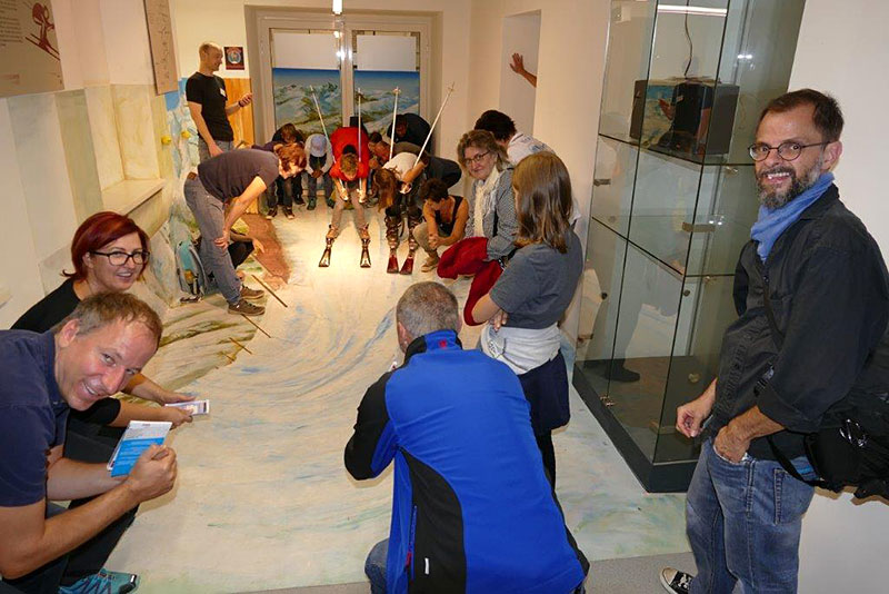 Wer hält es länger in der Abfahrtshocke aus? Die Ausstellung "Weltrekorde im Sport" lud ein, die eigenen Fähigkeiten zu testen. Foto: UniGraz@Museum 