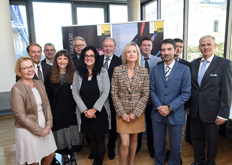 Birgit Scheider, Franz Mohr, Dr. Andreas Konecny, Jasnica Garasic, Hans-Georg Kantner, Kathrin Poltsch, Wolfgang Jelinek, Bettina Nunner-Krautgasser, Thomas Garber, Robert Hänel, Peter Dax und Axel Reckenzaun (v.l.). Foto: Uni Graz/Tzivanopoulos. 