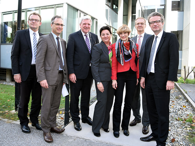 V.l.: Manfred Schubert-Zsilavecz, Vizepräsident Goethe-Universität Frankfurt, Peter Riedler, Volker Bouffier, SOWI-Dekanatsleiterin Eva Becskei, Ursula Bouffier, Heinz Königsmaier, Christopher Drexler. Foto: Uni Graz/Pichler 