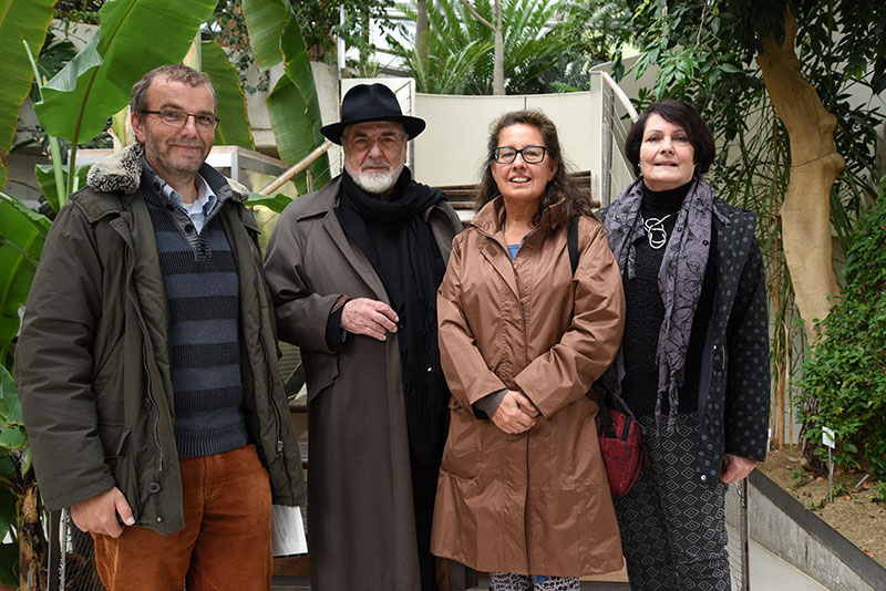 Gartenleiter Christian Berg, Michelangelo Pistoletto, Margit Stadlober und Ans Wabl, beide Forschungsstelle Kunstgeschichte Steiermark, im Botanischen Garten. Foto: Uni Graz/Kastrun. ©Uni Graz/Kastrun