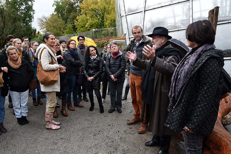 Pistoletto besichtigte den Garten und pflanzte dort mit der Künstlerin Nora Ruzsics einen Apfelbaum. Foto: Uni Graz/Kastrun. ©Uni Graz/Kastrun