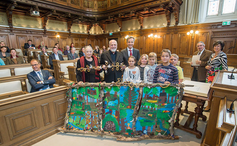 Beim Empfang im Rathaus bei Bürgermeister Siegfried Nagl wurde Pistoletto von Kindern der Volksschule Arnfels überrascht, die ihm ein Bild zum Thema Wald und Nachhaltigkeit gewidmet hatten. Foto: Stadt Graz/Fischer. ©Foto Fischer