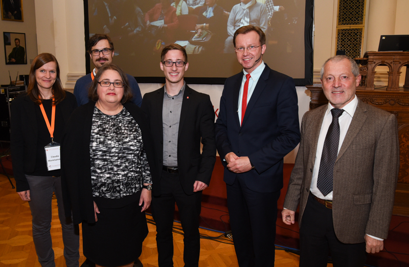 MMag. Claudia Wankhammer und Christian Tödtling, Dr. Andrea Waxenegger, Leiterin des Zentrums für Weiterbildung sowie ÖH-Vorsitzender Markus Trebuch, Klimaforscher Univ.-Prof. Dr. Gottfried Kirchengast und Sprecher Ass.-Prof. Dr. Rudolf Dujmovits. 