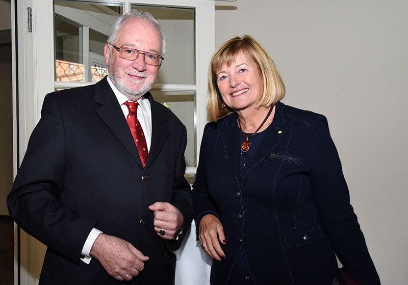 Auch Rektorin Christa Neuper ließ sich die Gelegenheit nicht entgehen, den beliebten Vortragenden noch einmal zu hören. ©Uni Graz/Kastrun