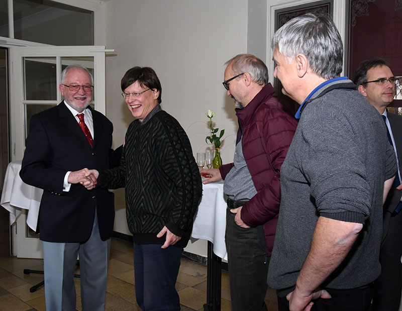 KollegInnen, WegbegleiterInnen und SchülerInnen standen Schlange, um den Bienenforscher zu begrüßen. ©Uni Graz/Kastrun