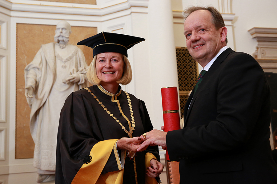 Rektorin Christa Neuper überreichte den Ehrenring an Othmar Ederer Foto: Gasser ©Gasser