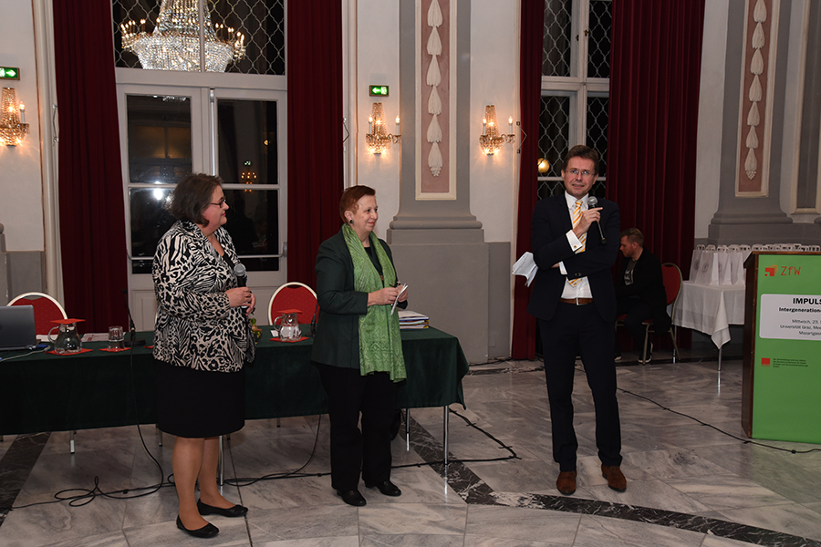 Zentrumsleiterin Waxenegger, Ministerialrätin Hechl und Vizerektor Polaschek (v.l.) eröffneten die Veranstaltung. 