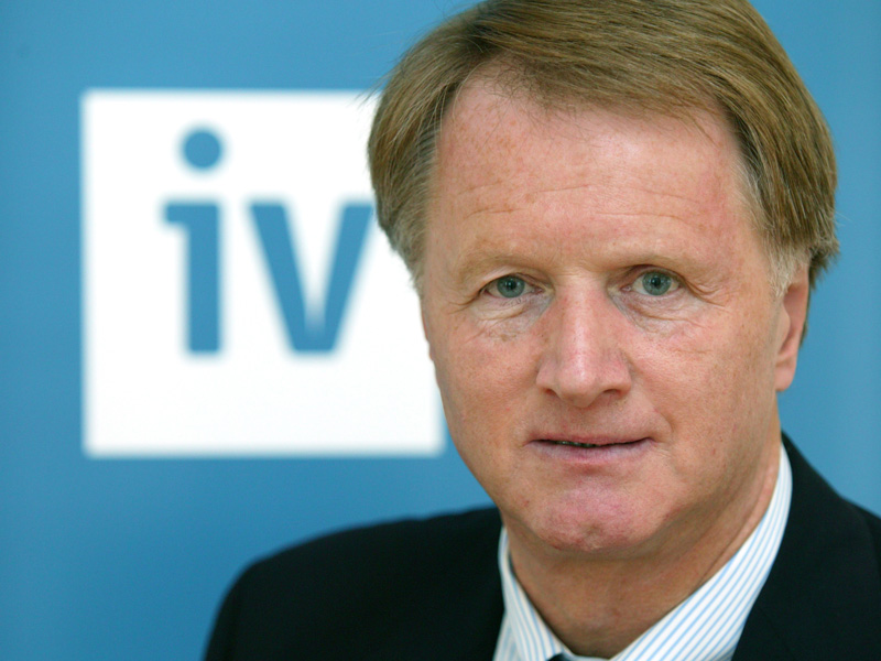 Jochen Pildner-Steinburg, langjähriger IV-Präsident, erhält das Ehrenzeichen der SOWI-Fakultät. Foto: Schiffer 