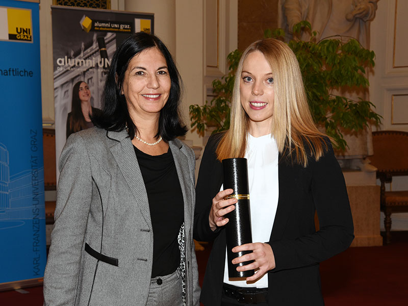 Studiendekanin Ursula Athenstaedt überreichte den Nachwuchsförderpreis für Frauen der Fakultät an Birgit Teubl (2. Platz) ... 