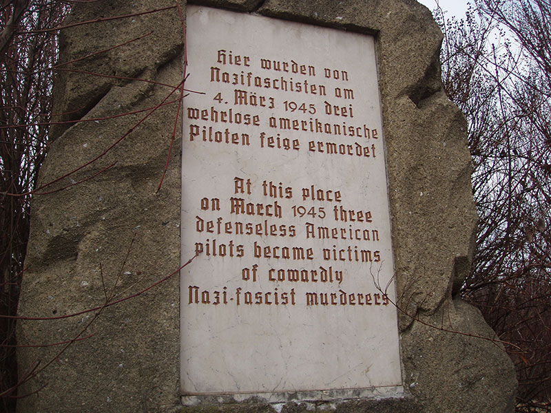 Ein Gedenkstein in Straßgang erinnert an dort verübte Fliegerlynchjustiz. Dieses Denkmal soll neu gestaltet werden. Foto: Hoffmann. 