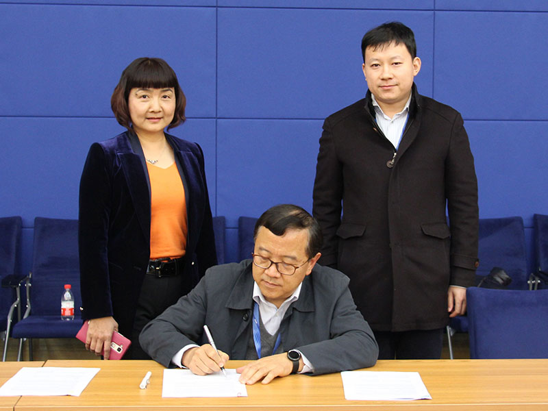 NSSC-Direktor Prof. Wu Ji (Mitte), Departmentleiterin Prof. Sun Yueqiang (l.) und JLOAC-Manager Dr. Liu Congliang bei der Unterzeichnung in Peking. Foto: NSSC 2016 