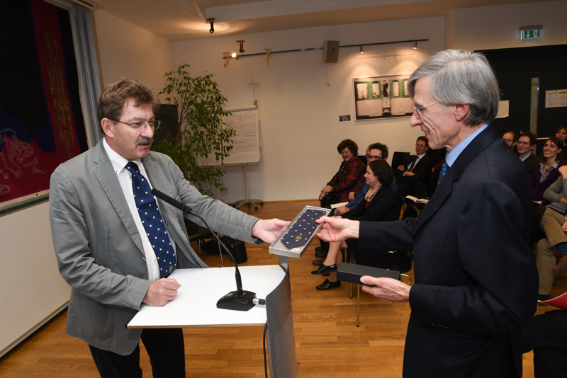 Peter Scherrer überreichte Glückwünsche vom Rektorat und kleine Andenken an die Universität 