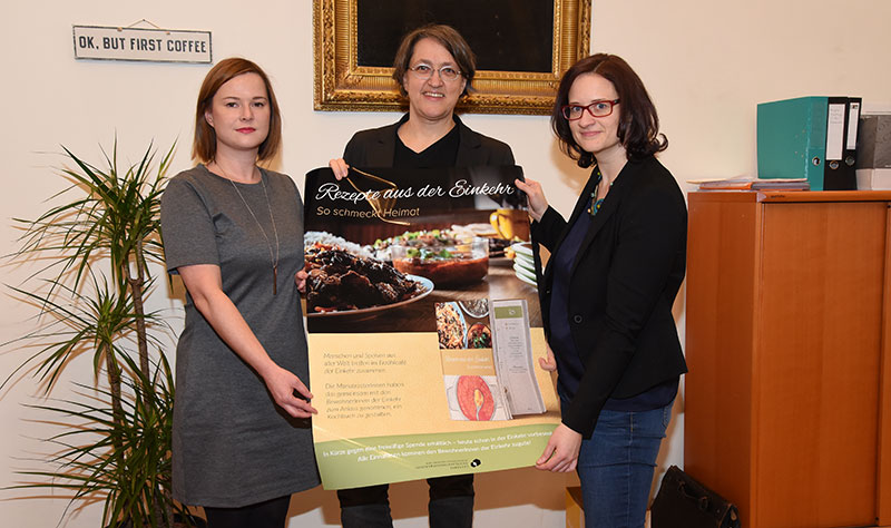 Ulrike Freitag, Barbara Reiter und Isabella Danda (v.l.) haben gemeinsam den BewohnerInnen der "Einkehr" und mit vielen anderen Freiwilligen ein Kochbuch gestaltet. Foto: Uni Graz/Kastrun. 
