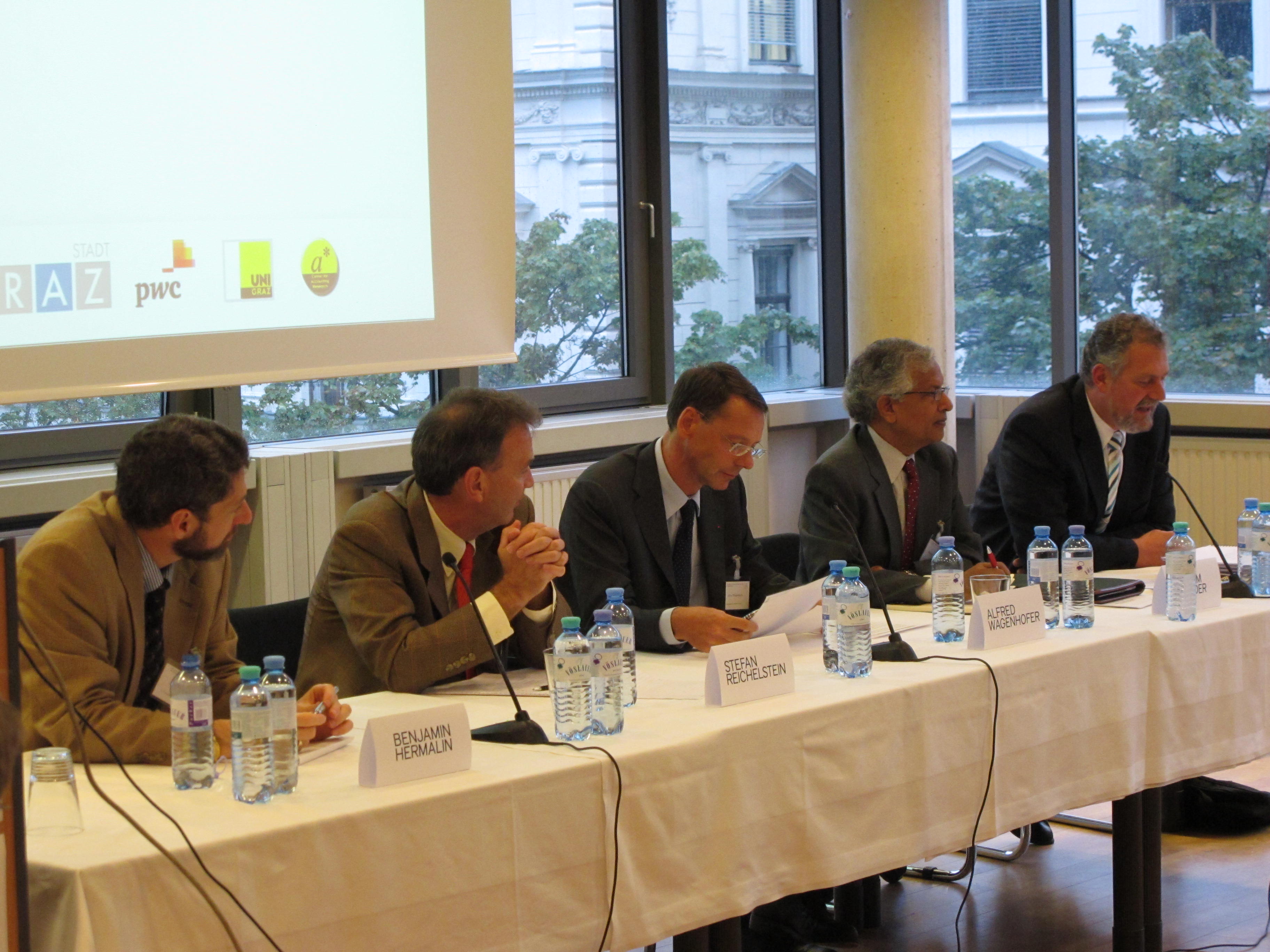 Experten diskutieren: Hermalin, Reichelstein, Wagenhofer, Sunder, Milla bei der Plenardiskussion. 