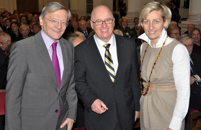 Unter den GratulantInnen: Bundeskanzler a.D. Wolfgang Schüssel (links) und Landesrätin Kristina Edlinger-Ploder (rechts). Jubilar Stefan Karner freute sich 