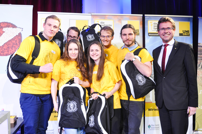 So sehen wahre SiegerInnen aus: das Studierenden-Team konnte den Braingame-Titel verteidigen. Vizerektor Martin Polaschek gratulierte. Fotos: Uni Graz/Tzivanopoulos 