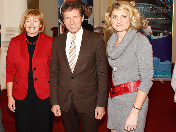 Kam auf Kurzbesuch an der Uni: Minister Karlheinz Töchterle (Mitte) mit Rektorin Christa Neuper (links) und Regina Lammer, Vorsitzende des Betriebsrates Allgemeines Universitätspersonal (rechts) 