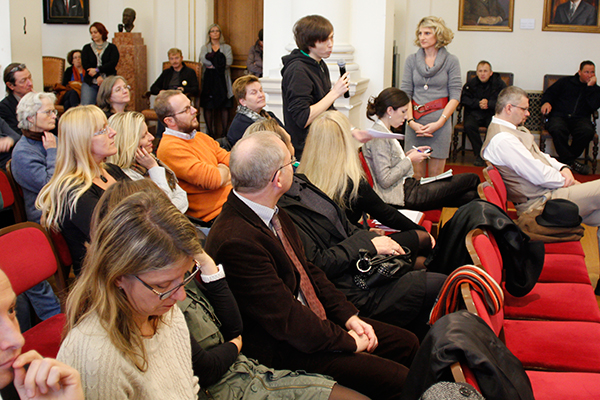 MitarbeiterInnen nutzen die Gunst der Stunde und fragten den Minister zu unterschiedlichen Themen 