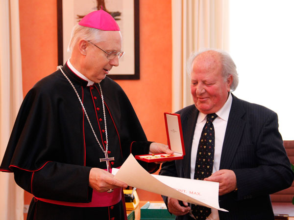 Bischof Egon Kapellari übergibt den Orden an Gregorios Larentzakis. Fotos: Martin Gsellmann/Diözese Graz-Seckau 