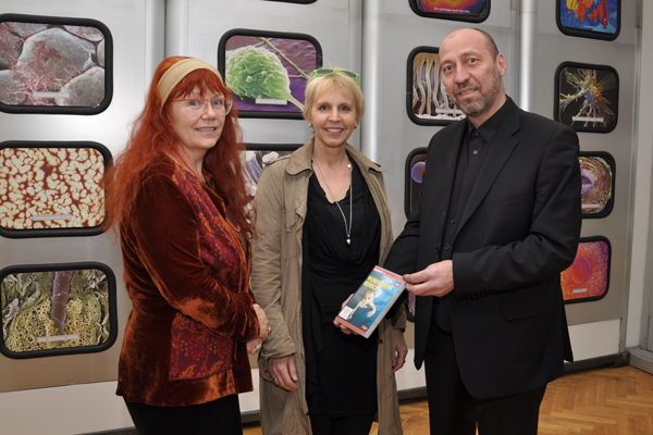 Zuder (Mitte) bekam das kleine Geschenk von Ingrid Spörk und Stefan Riesenfellner überreicht. 