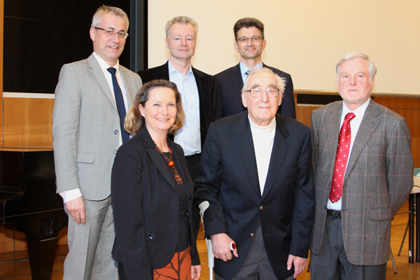 Nahmen an der Feier teil: Landesrätin Dr. Bettina Vollath, Helmut Seel, Josef Scheipl (v.l.) Hintere Reihe: Andreas Schnider, Bernhard Hackl und Georg Hans Neuweg. 