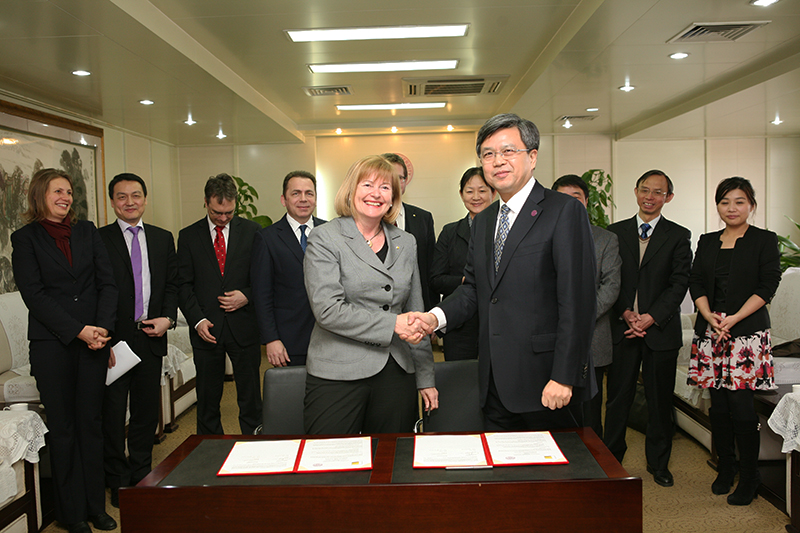 Rektorin Neuper und Präsident GONG Ke unterzeichneten ein Abkommen über den Studierendenaustausch zwischen Graz und Nankai. 