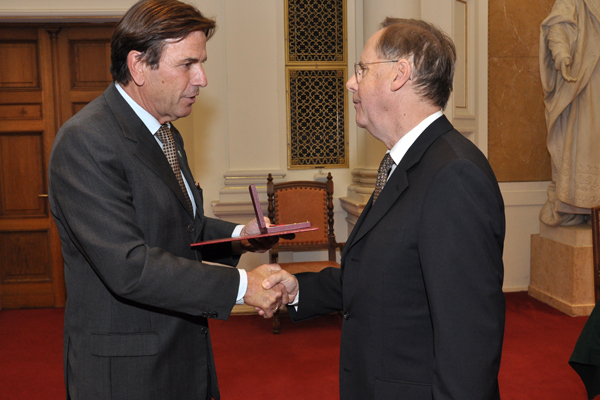 LH Franz Voves überreichte Karl Kumpfmüller das Ehrenkreuz in der Aula der Universität 