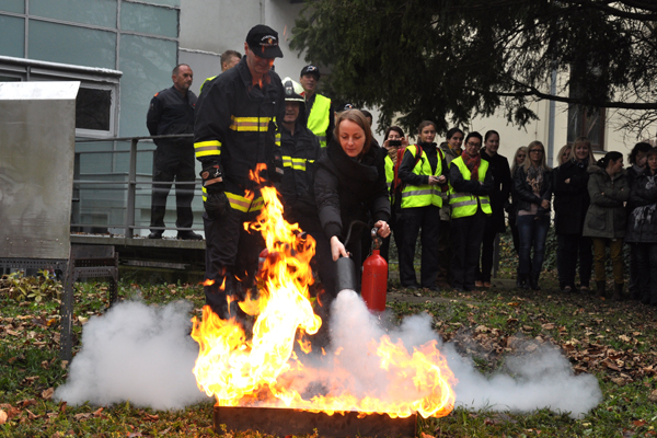 Im Anschluss konnten MitarbeiterInnen selbst das Löschen mit dem Feuerlöscher ausprobieren 