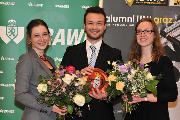 Die besten AbsolventInnen der REWI-Fakultät des Jahres 2012/13: Angelika Gerstmann, Matthias Pendl, Anna Angela Zingl (v.l.). Fotos: www.foto-meister.at 