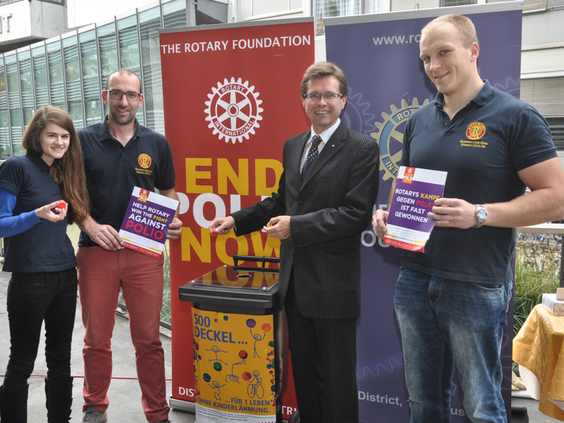 Sammeln für den guten Zweck: Vizerektor Martin Polaschek besuchte den Rotary-Stand am Campus der Uni Graz. Foto: Uni Graz/Tzivanopoulos 