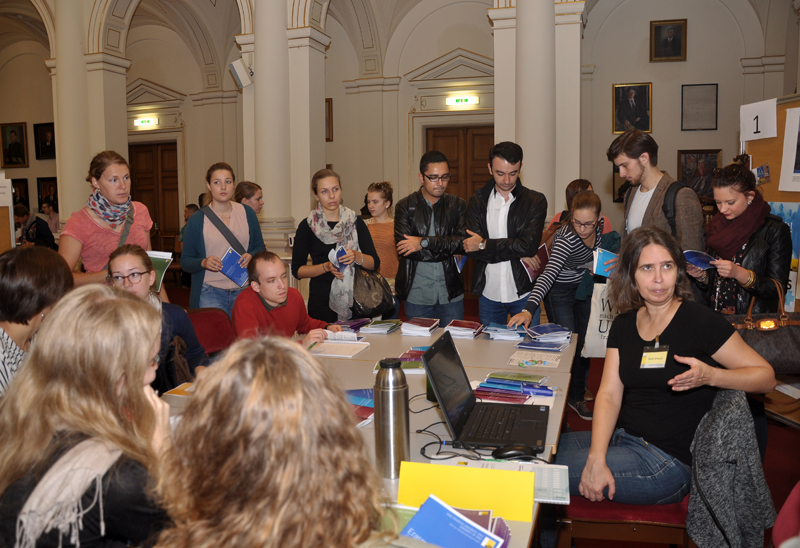 Die Mitarbeiterinnen des Büro für Internationale Beziehungen sowie zahlreiche AusstellerInnen beraten direkt vor Ort. 