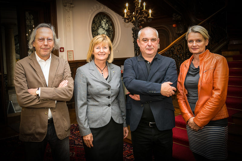 Gerhard Melzer, Leiter Literaturhaus Graz, Christa Neuper, Rektorin der Karl-Franzens-Universität Graz, Klaus Kastberger, designierter Leiter des Literaturhaus Graz, Kultur-Stadträtin Lisa Rücker (v.l.) Foto: Uni Graz/Frankl 