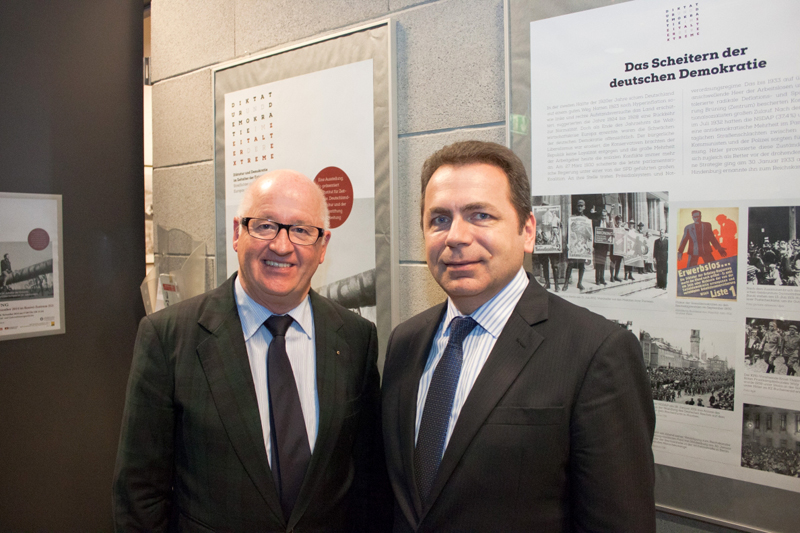 Stefan Karner (links) und SOWI-Dekan Thomas Foscht eröffneten die Ausstellung. Fotos: Kleinberger. 