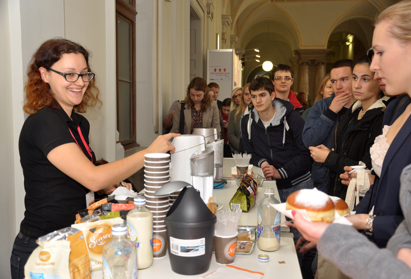 Faschingsbeginn war auch - daher bestand das Messefrühstück heuer aus Krapfen und Kaffee. Fotos: Uni Graz/Kastrun. 