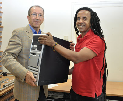Rudolf Hoefer übergibt Paulus Worku 16 gebrauchte Computer für Schulen in Äthiopien. 