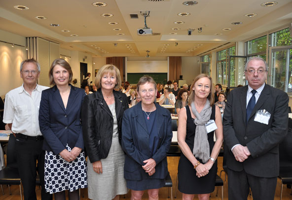 Rektorin Christa Neuper (3.v.l.), treffpunkt-sprachen-Leiterin Daniela Unger-Ullmann (2.v.l.) und Anja Burkert (2.v.r.) hießen die Teilnehmenden der Konferenz rund um die PlenarsprecherInnen Lienhard Legenhausen (ganz links), David Little (ganz rechts) u 