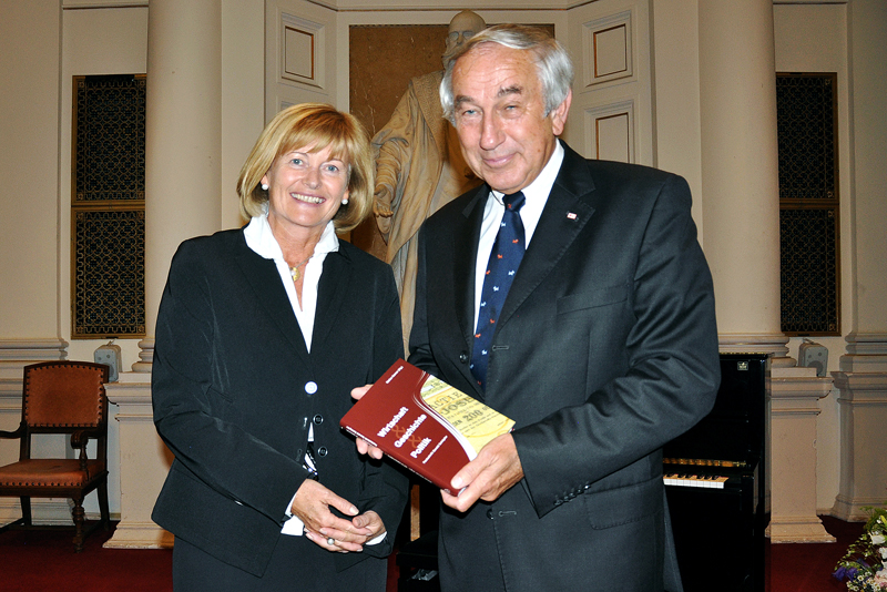 Gerald Schöpfer mit Rektorin Christa Neuper 