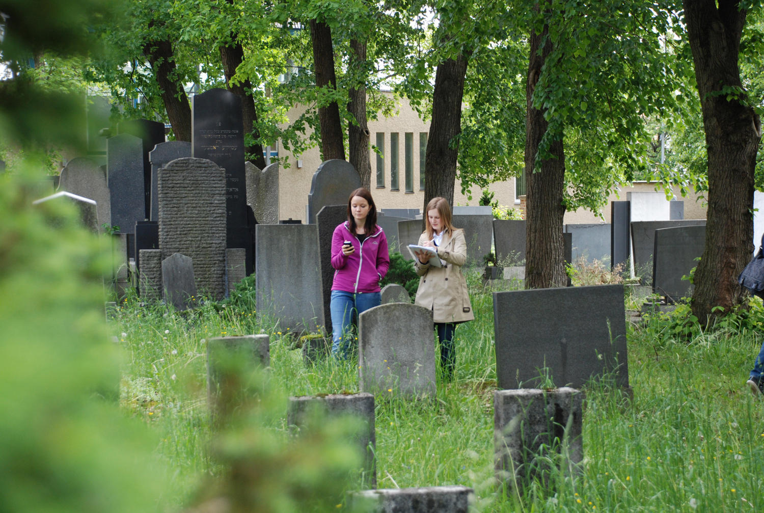 SchülerInnen bei der Recherche auf dem jüdischen Friedhof in Graz 