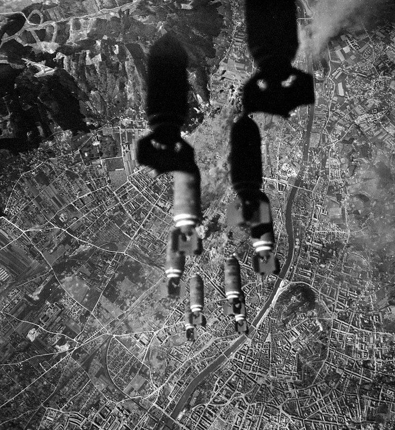Luftaufnahme eines Bombenangriffs auf Graz im April 1945 