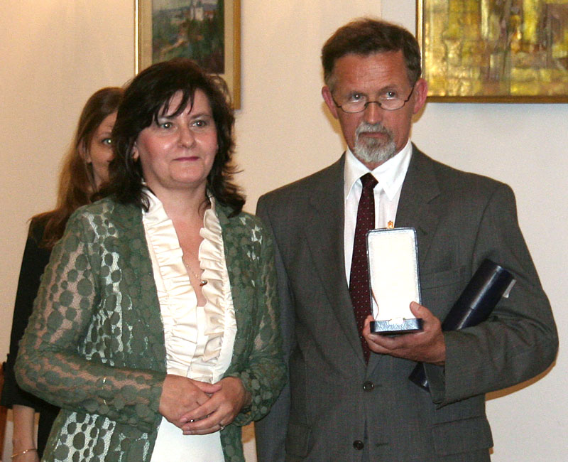Harald Heppner mit Silvia Davidoiu, Botschafterin Rumäniens in Österreich bei der Verleihung des nationalen Kulturverdienstordens in Wien 