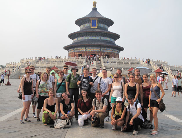 Die Teilnehmenden des Summercamp in China vor dem Himmelstempel in Beijing. 