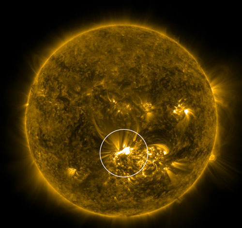 Sonnenstürme treffen die Erde immer wieder - im schlimmsten Fall lösen sie grobe Störungen im Erdmagnetfeld aus. Bild: NASA/SDO, 12. Juli 2012 