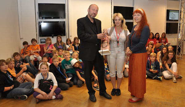 Margot Buchmann von der Kinderuni Rottenmann (Mitte) erhält von Stefan Riesenfellner und Ingrid Spörk den zum menschlichen Torso dazugehörenden "sprechenden Stift", der vom Verlag Zeitgeschichtelabor gemeinsam mit der FH Joanneum für die Ausstellung e 