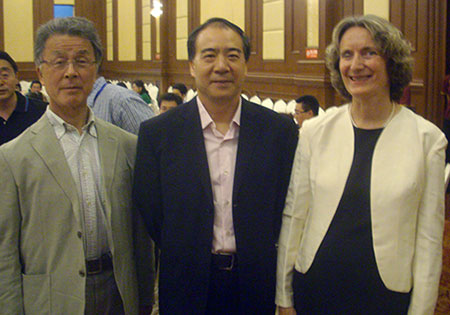 Adelheid Brantner mit Huang Jianyin, Stv. Generalsekretär der World Federation of Chinese Medicine Societies, und Toru Okuyama, Direktor der Meiji Pharmaceutical University (v.r.) 