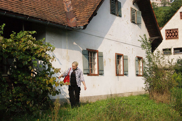 Elisabeth Brenner vor dem Luckenbauerhof. 