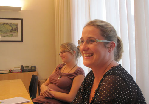 Mitarbeiterinnen des Büros für Internationale Beziehungen: Manuela Dorsch und Ulrike Krawagna. 